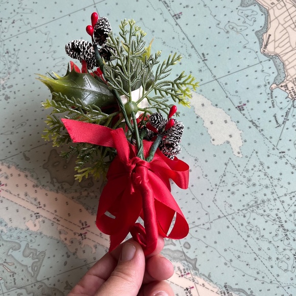 Vintage Plastic Holly Christmas Corsage / Boutonniere - Picture 4 of 5